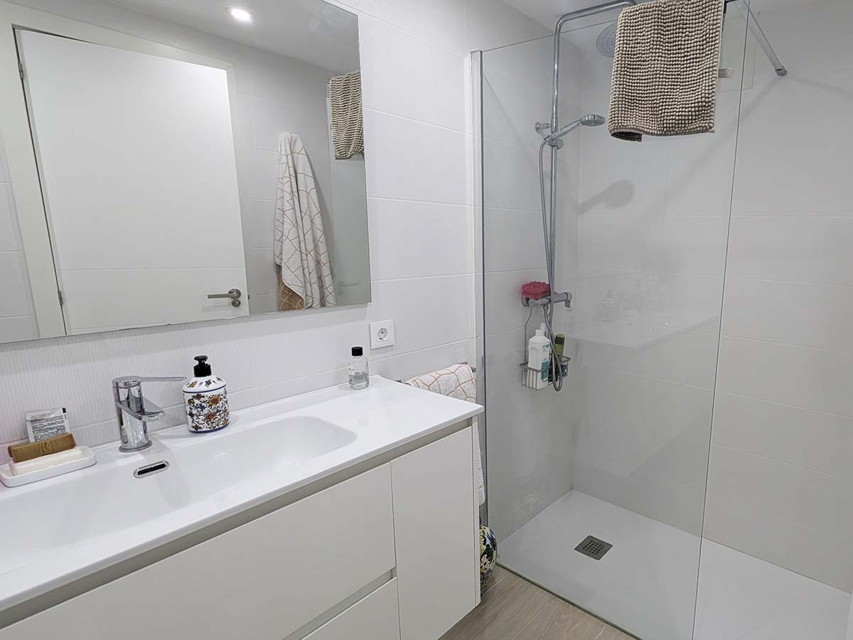 Badkamer met ruime inloopdouche en regendouche