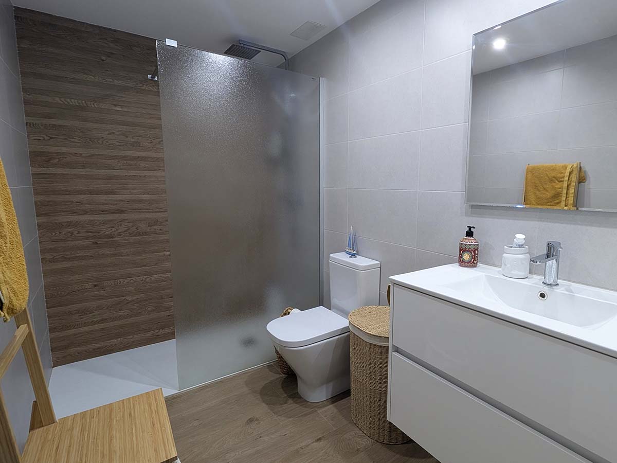 Tweede badkamer met inloopdouche, wastafel en toilet
