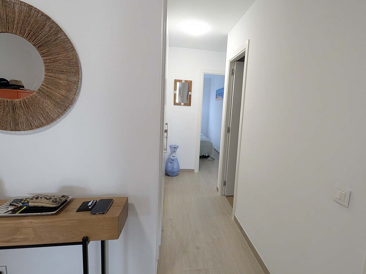 Hal met toegang tot de slaapkamers