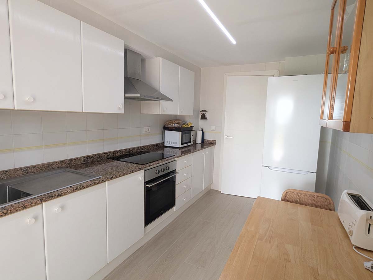 Keuken met koel-vriescombinatie en magnetron