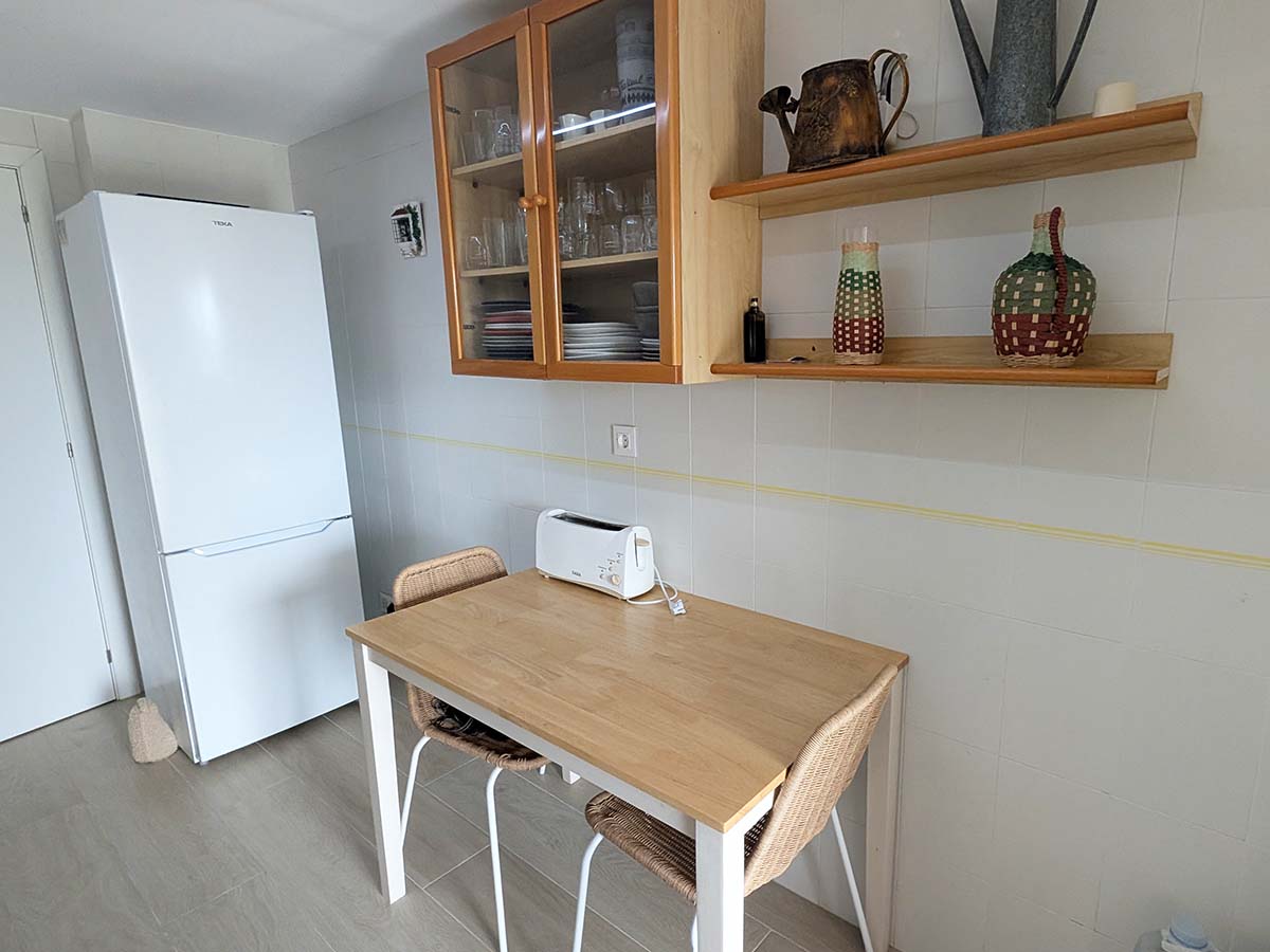 Kleine ontbijttafel in de keuken