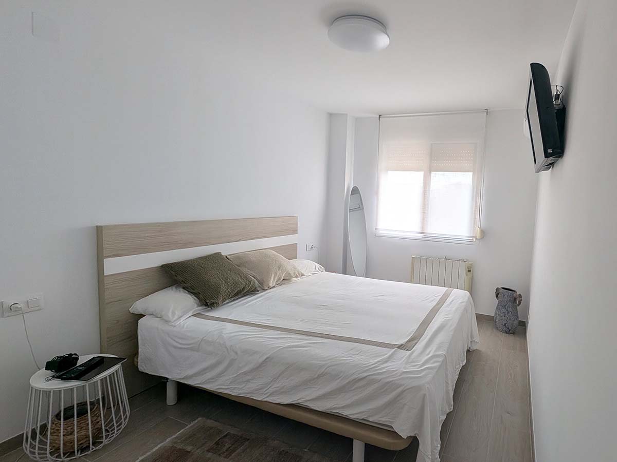 Ruime slaapkamer met tweepersoonsbed en en-suite badkamer