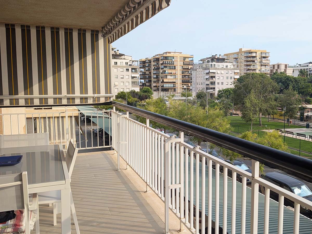 Terras met plafondventilator en eethoek buiten
