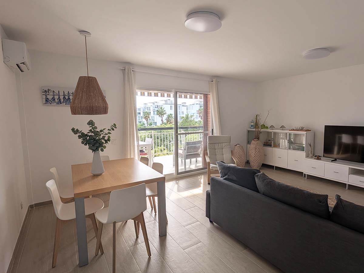 Ruime woonkamer met airconditioning