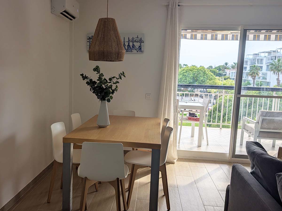Woonkamer met zithoek en eethoek aan het terras